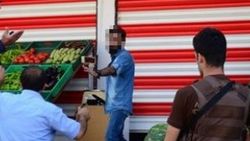 Eli bıçaklı saldırganı karpuzla linç etmek istediler