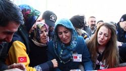 Van şehidini gözyaşlarıyla uğurladı