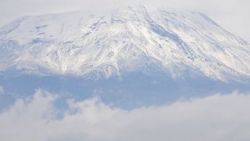 Ağrı Dağı'na kar yağdı