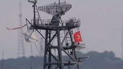 Rus donanması İstanbul Boğazı'ndan Türk bayrağıyla geçti