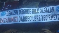 Dalgıçlardan su altında FETÖ'ye tepki
