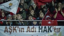 AK Parti kongresinde dikkat çeken pankartlar