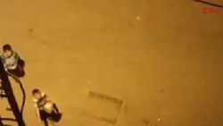 Ramazan davulcularına özenen çocukların görüntüsü