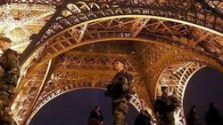 Paris'te 7 mutfak tüpü taşıyan çift gözaltında