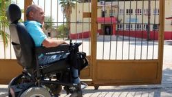 Kızlarının eğitimi için engelleri aşıyor