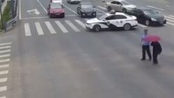 Trafiği durdurup yaşlı adama yardım eden Japon polisi