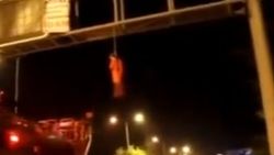 Trafik levhasına cansız manken ve idam pankartı astılar