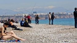 Antalya'da kar manzaralı plaj keyfi