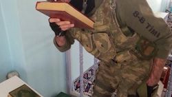 Asker bulduğu Kur'an-ı Kerim'i öpüp başına koydu