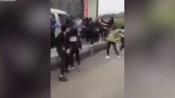 Çinli kızlar satırlarla birbirine saldırdı