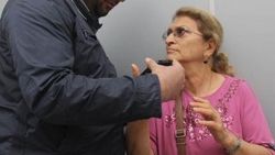 Gerçek polise inanmayan yaşlı kadın 2 kez dolandırıldı