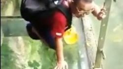 Cam köprüden geçen Çinli korkudan yere kapandı