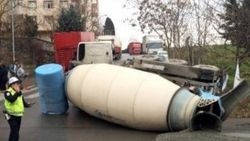 Maltepe'de beton mikseri 3 araca çarparak devrildi