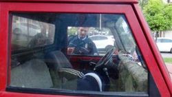 Polis araçta uyuya kalan şoförü bir türlü uyandıramadı