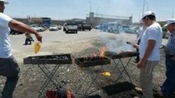 Açlık grevi yapılan cezaevinin önünde mangal yaptılar