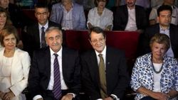 Kıbrıs'ta liderler tiyatro oyununda buluştu