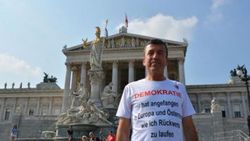 Geri geri yürüyerek Avrupa demokrasisini protesto etti