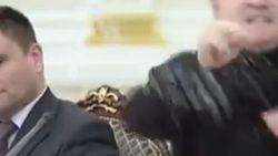 Ukraynalı bakan Odessa Valisi Saakaşvili'ne su fırlattı İZLE