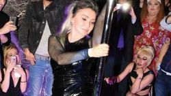 Yonca Evcimik'ten 40.yıla özel direk dansı
