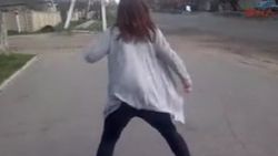 Yolun ortasında twerk yapan kız kazaya neden oldu