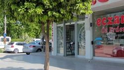 Seyir halindeki araçtan kopan tekerlek eczaneye girdi