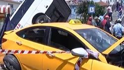 Sefaköy'de servis aracı bariyerlerden aşağı düştü