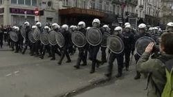 Brüksel'de anma törenini basan gruba polis müdahalesi
