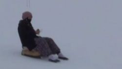 Tokat'ta karın tadını çıkaran şalvarlı teyzeler İZLE