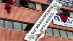 Konya'da HDP İl Başkanlığı tabelası söküldü