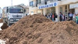 Cezaya kızan Samsunlu 2 kamyon toprağı yola döktü