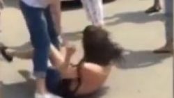 Çinli kadın kocasının sevgilisini sokak ortasında dövdü