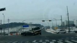 Kırmızı ışıkta geçen kamyon dehşet saçtı İZLE