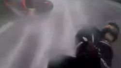 Motosiklet kazası sırasında kız arkadaşını tutan adam İZLE
