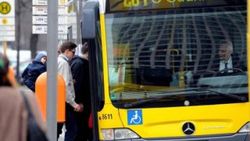 Almanya'da otobüste döner yiyen yolcuyu polis indirdi