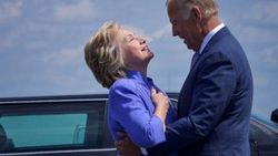 Hillary Clinton ve Joe Biden kucaklaşmaya doyamadı