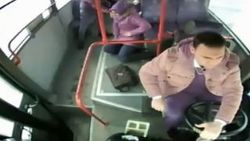 Kalp krizi geçiren kadını otobüs şoförü kurtardı