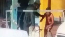 Okula gitmeyen oğlunu kemerle dövdü