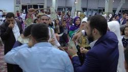 Aşiret düğününde dolarlar havada uçuştu