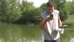 ABD'li çiftçi drone ile balık tuttu İZLE