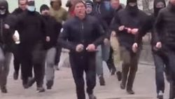 Kiev'de neonaziler yaşlı komünistlere saldırdı