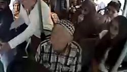 Halk otobüsünde bıçaklı saldırı kamerada