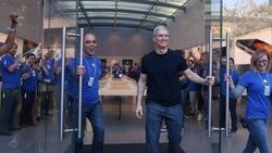 iPhone 7 için sıraya girenlere kapıyı Tim Cook açtı