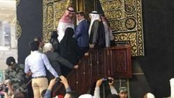 Kâbe'nin kapısı Davutoğlu için özel izinle açıldı