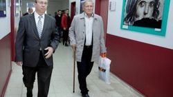 72 yaşındaki üniversiteli ilk dersine bastonuyla geldi