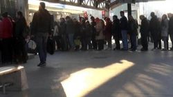 Avcılar'da metrobüste oturmak isteyenler kuyruğa girdi