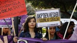 Antalya'da kadın eylemine kadın çevik kuvvet müdahalesi