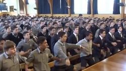 Öğretmenlerini Haka dansıyla uğurlayan öğrenciler