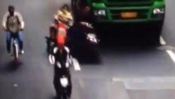 Motosikletten düşen kadın kamyonun altında kaldı