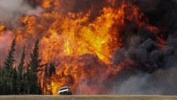 Kanada'da dev yangın petrol tesisine doğru ilerliyor