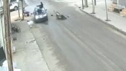 Motosiklet sürücüsü çarptığı otomobilin üstünde kaldı